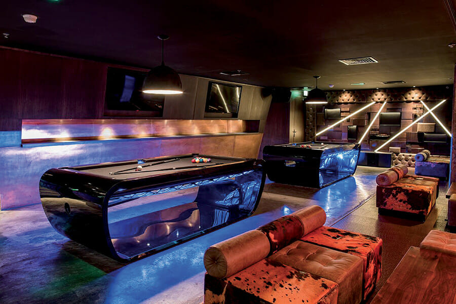 Success of Blacklight pool table - Toulet