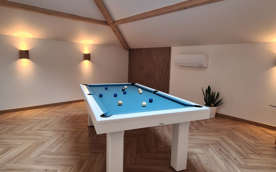 white pool table american Bubbly Toulet
